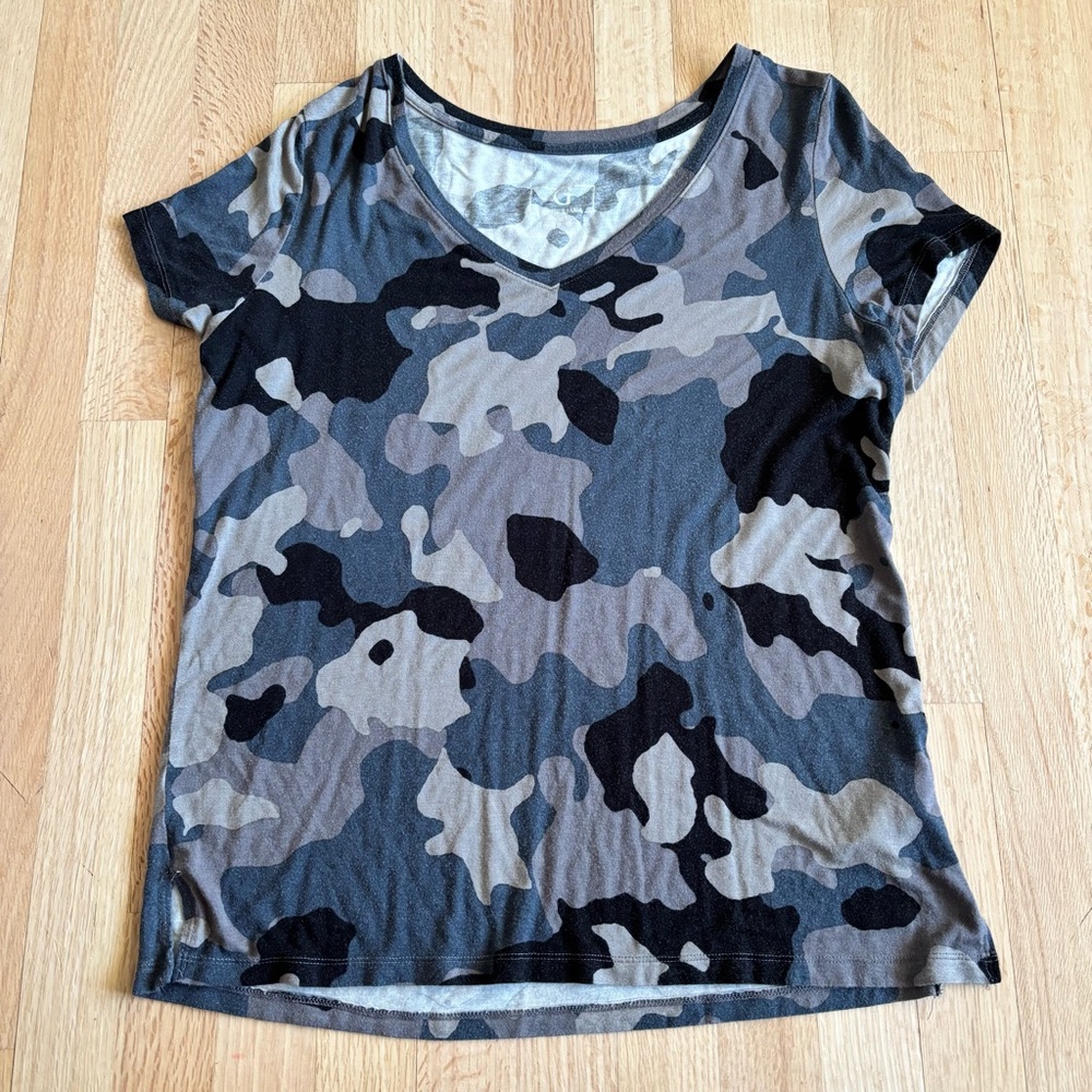 G by Giuliana Camouflage V-Neck Women Top
